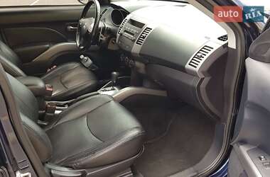 Позашляховик / Кросовер Mitsubishi Outlander XL 2011 в 