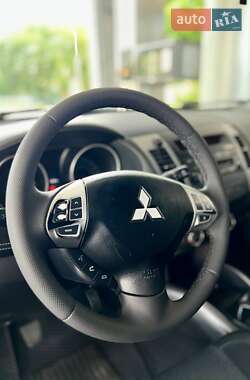 Позашляховик / Кросовер Mitsubishi Outlander XL 2010 в 