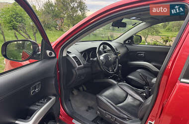 Позашляховик / Кросовер Mitsubishi Outlander XL 2011 в 
