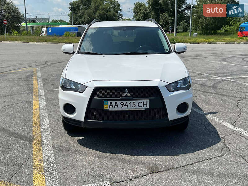 Позашляховик / Кросовер Mitsubishi Outlander XL 2011 в Києві