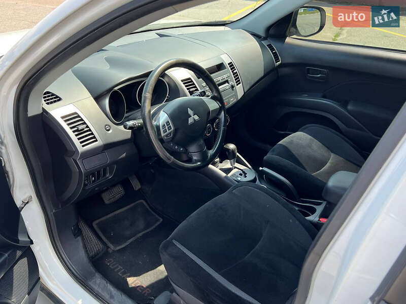 Позашляховик / Кросовер Mitsubishi Outlander XL 2011 в Києві