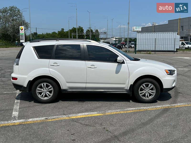 Позашляховик / Кросовер Mitsubishi Outlander XL 2011 в Києві