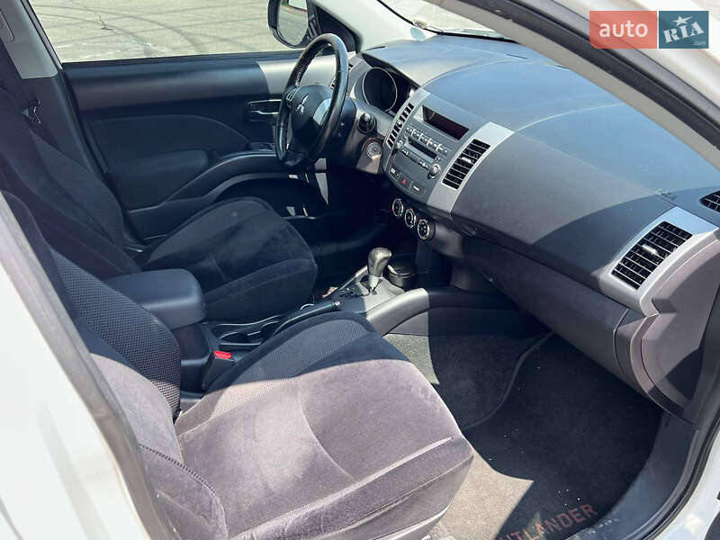 Позашляховик / Кросовер Mitsubishi Outlander XL 2011 в Києві