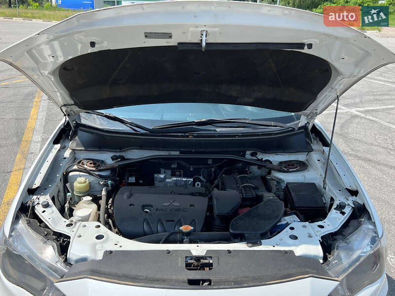 Позашляховик / Кросовер Mitsubishi Outlander XL 2011 в Києві