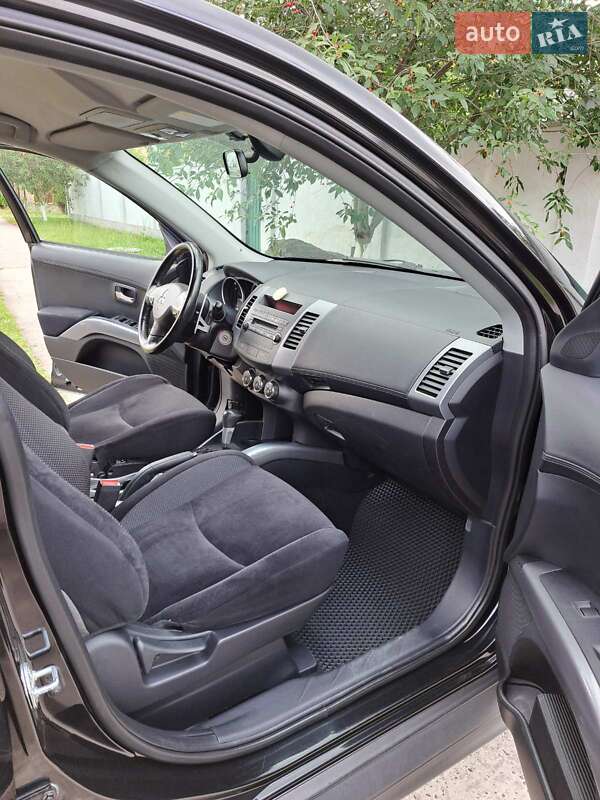 Внедорожник / Кроссовер Mitsubishi Outlander XL 2010 в Вараше