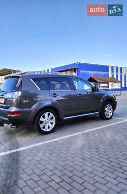 Внедорожник / Кроссовер Mitsubishi Outlander XL 2010 в 