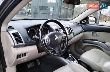 Внедорожник / Кроссовер Mitsubishi Outlander XL 2010 в 