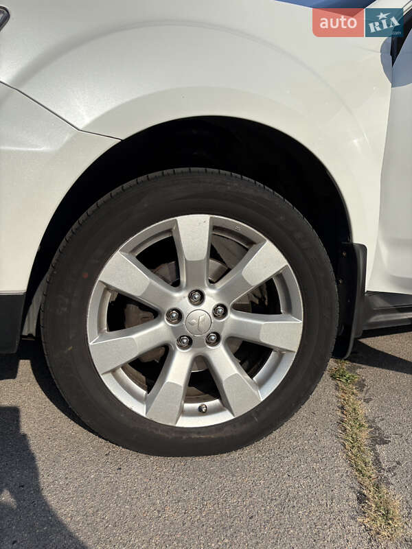 Позашляховик / Кросовер Mitsubishi Outlander XL 2010 в Запоріжжі