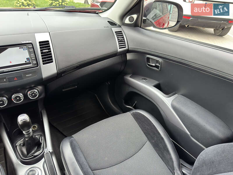 Позашляховик / Кросовер Mitsubishi Outlander XL 2011 в Житомирі