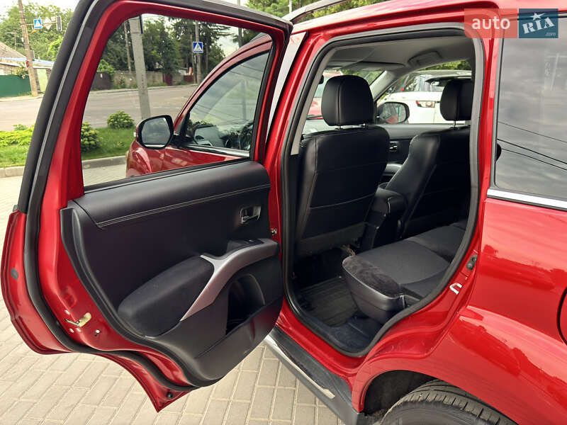 Позашляховик / Кросовер Mitsubishi Outlander XL 2011 в Житомирі
