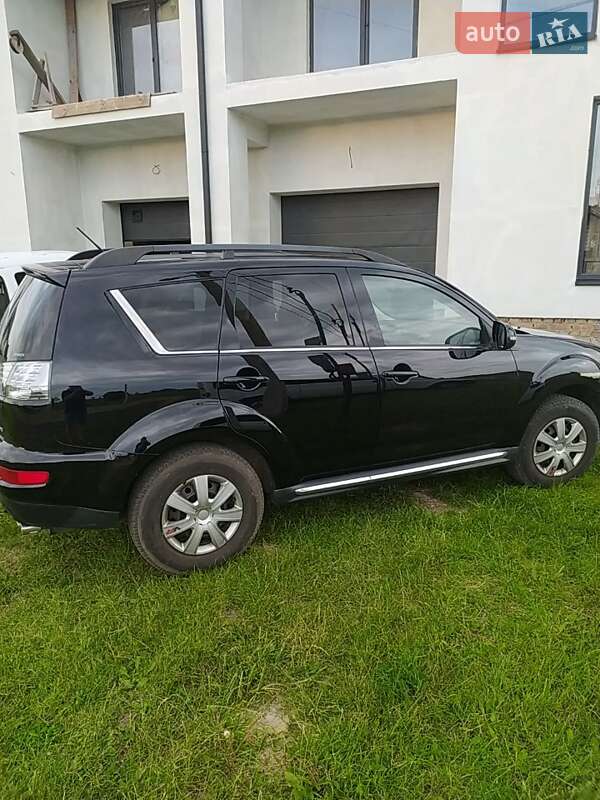 Внедорожник / Кроссовер Mitsubishi Outlander XL 2012 в Луцке