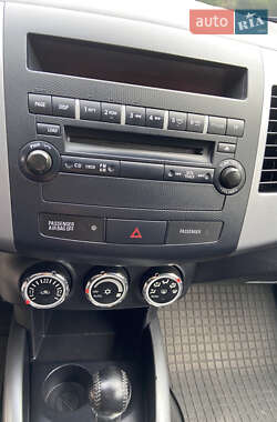 Внедорожник / Кроссовер Mitsubishi Outlander XL 2010 в 