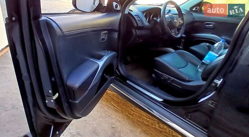 Позашляховик / Кросовер Mitsubishi Outlander XL 2011 в Кам'янському