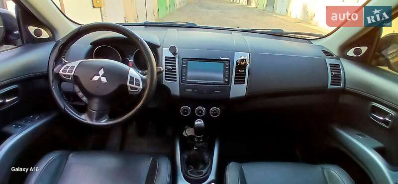 Позашляховик / Кросовер Mitsubishi Outlander XL 2011 в Кам'янському