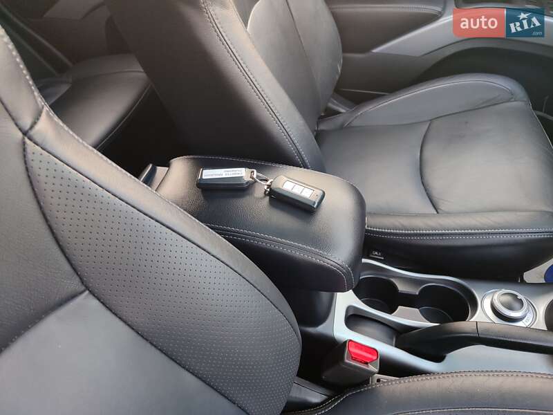 Внедорожник / Кроссовер Mitsubishi Outlander XL 2010 в Киеве