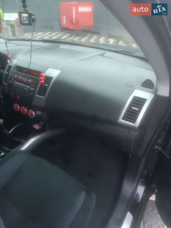 Внедорожник / Кроссовер Mitsubishi Outlander XL 2008 в Городке