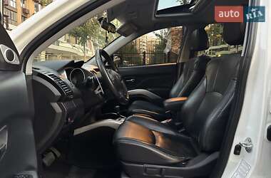 Позашляховик / Кросовер Mitsubishi Outlander XL 2010 в 