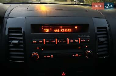 Позашляховик / Кросовер Mitsubishi Outlander XL 2010 в 