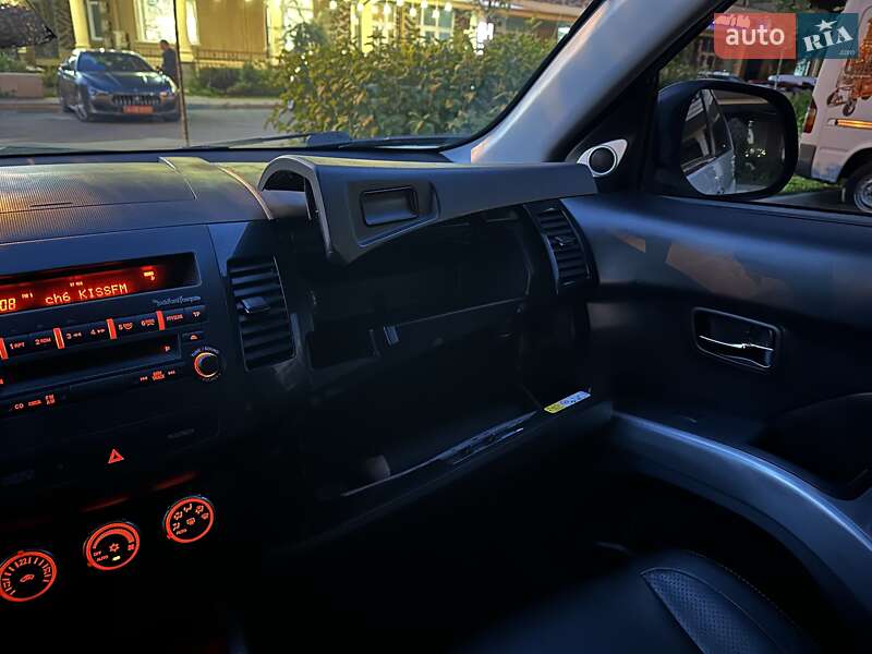 Позашляховик / Кросовер Mitsubishi Outlander XL 2010 в Києві