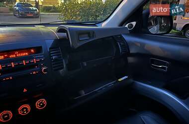 Позашляховик / Кросовер Mitsubishi Outlander XL 2010 в 