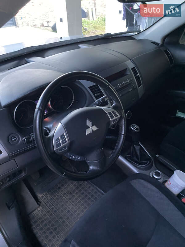 Внедорожник / Кроссовер Mitsubishi Outlander XL 2012 в Александрие