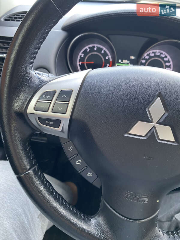 Внедорожник / Кроссовер Mitsubishi Outlander XL 2012 в Александрие