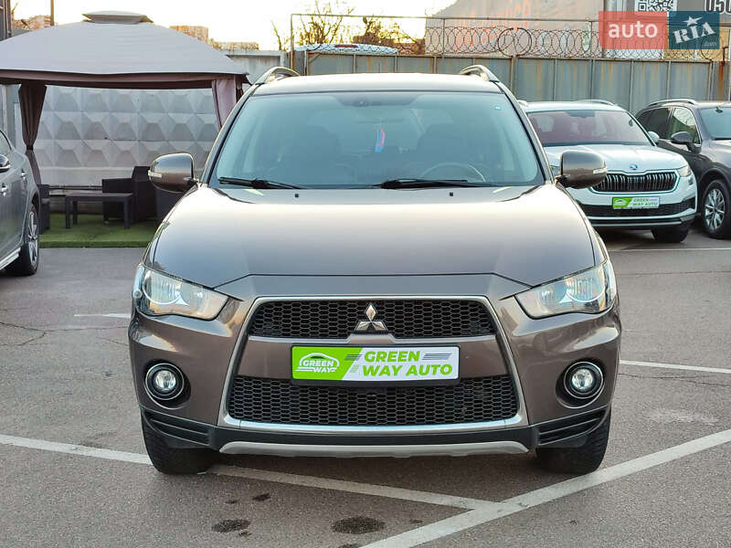 Позашляховик / Кросовер Mitsubishi Outlander XL 2010 в Києві