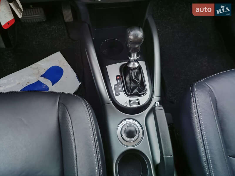 Позашляховик / Кросовер Mitsubishi Outlander XL 2010 в Києві