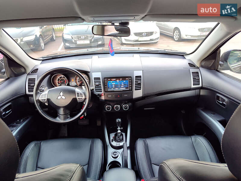 Позашляховик / Кросовер Mitsubishi Outlander XL 2010 в Києві