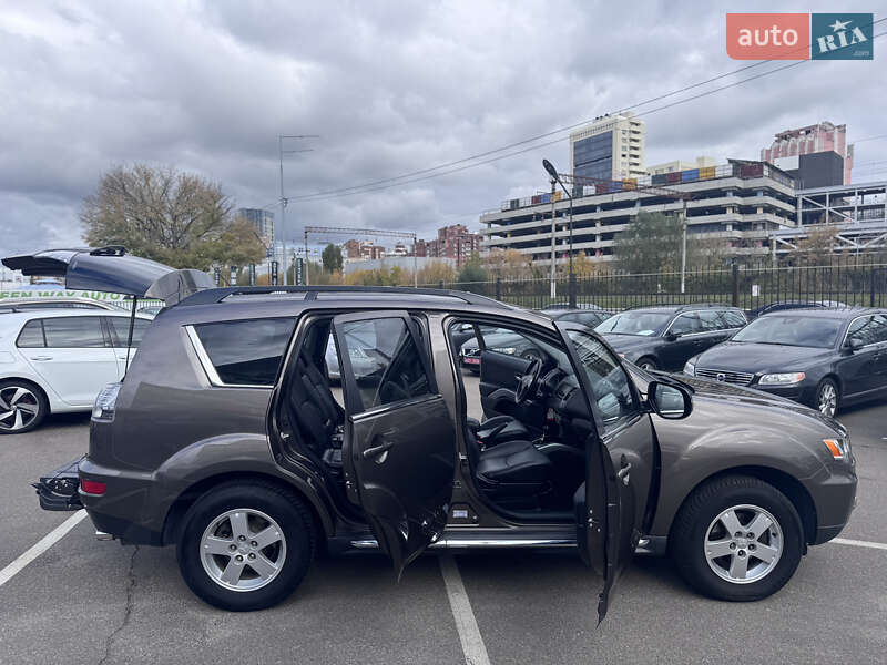 Позашляховик / Кросовер Mitsubishi Outlander XL 2010 в Києві