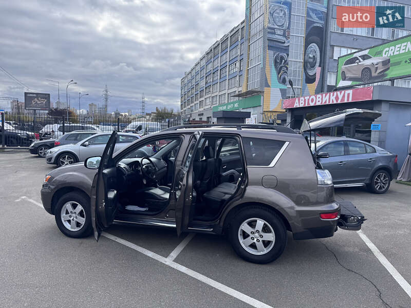 Позашляховик / Кросовер Mitsubishi Outlander XL 2010 в Києві