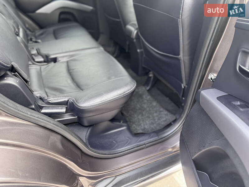 Позашляховик / Кросовер Mitsubishi Outlander XL 2010 в Києві