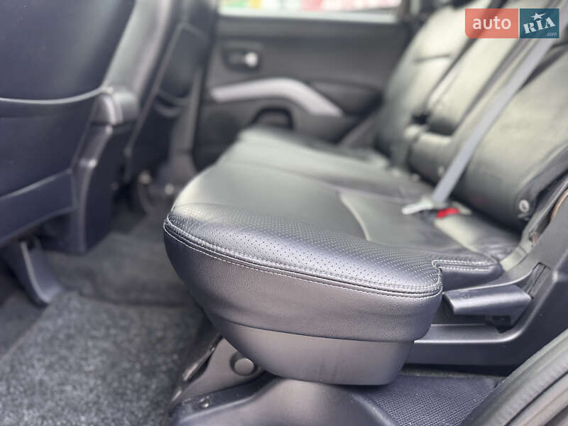 Позашляховик / Кросовер Mitsubishi Outlander XL 2010 в Києві