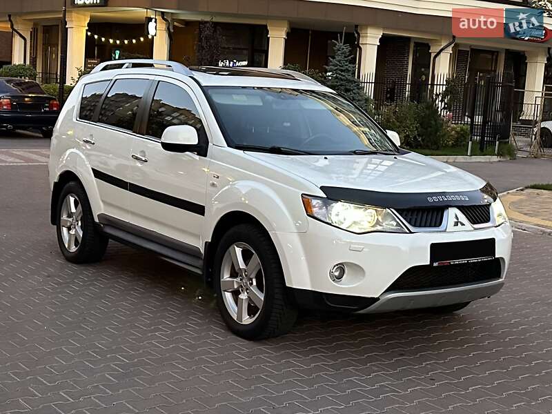 Позашляховик / Кросовер Mitsubishi Outlander XL 2010 в 