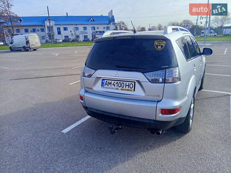 Позашляховик / Кросовер Mitsubishi Outlander XL 2010 в Житомирі