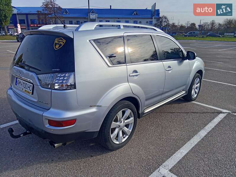 Позашляховик / Кросовер Mitsubishi Outlander XL 2010 в Житомирі