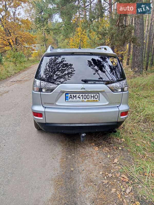 Позашляховик / Кросовер Mitsubishi Outlander XL 2010 в Житомирі