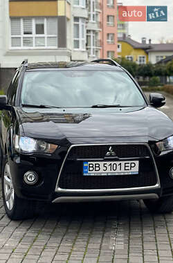 Позашляховик / Кросовер Mitsubishi Outlander XL 2012 в 