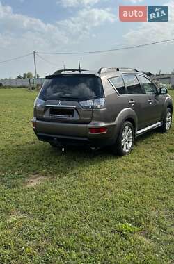 Позашляховик / Кросовер Mitsubishi Outlander XL 2011 в  фото 8 Позашляховик / Кросовер Mitsubishi Outlander XL 2011 в