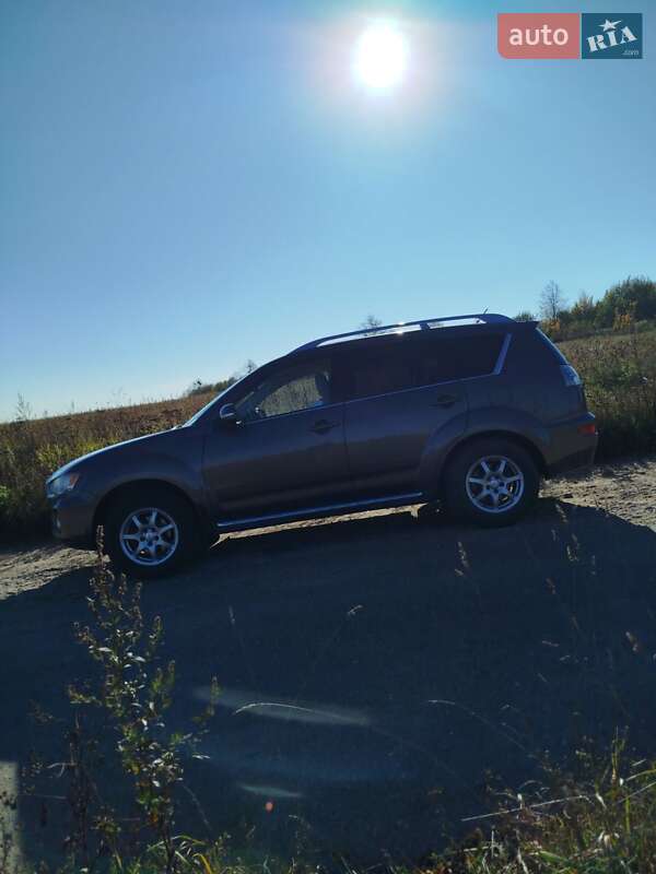 Внедорожник / Кроссовер Mitsubishi Outlander XL 2010 в Самборе фото 13 Внедорожник / Кроссовер Mitsubishi Outlander XL 2010 в Самборе