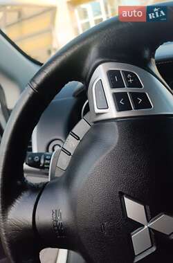 Позашляховик / Кросовер Mitsubishi Outlander XL 2011 в 