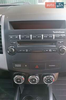 Позашляховик / Кросовер Mitsubishi Outlander XL 2011 в 