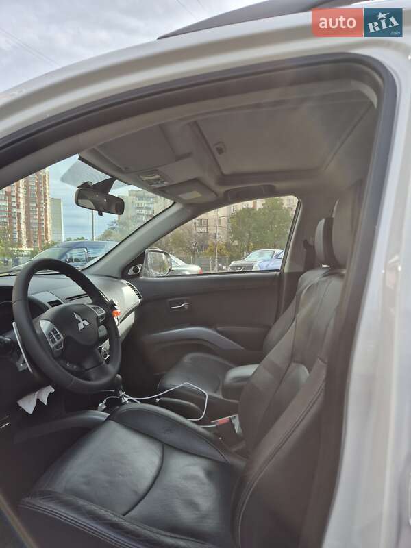 Позашляховик / Кросовер Mitsubishi Outlander XL 2011 в Києві фото 7 Позашляховик / Кросовер Mitsubishi Outlander XL 2011 в Києві