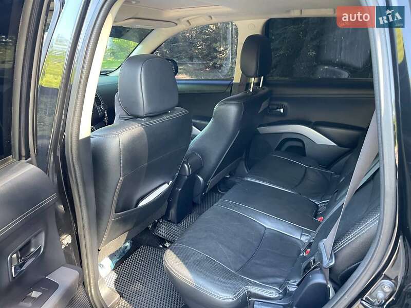 Внедорожник / Кроссовер Mitsubishi Outlander XL 2012 в Полтаве