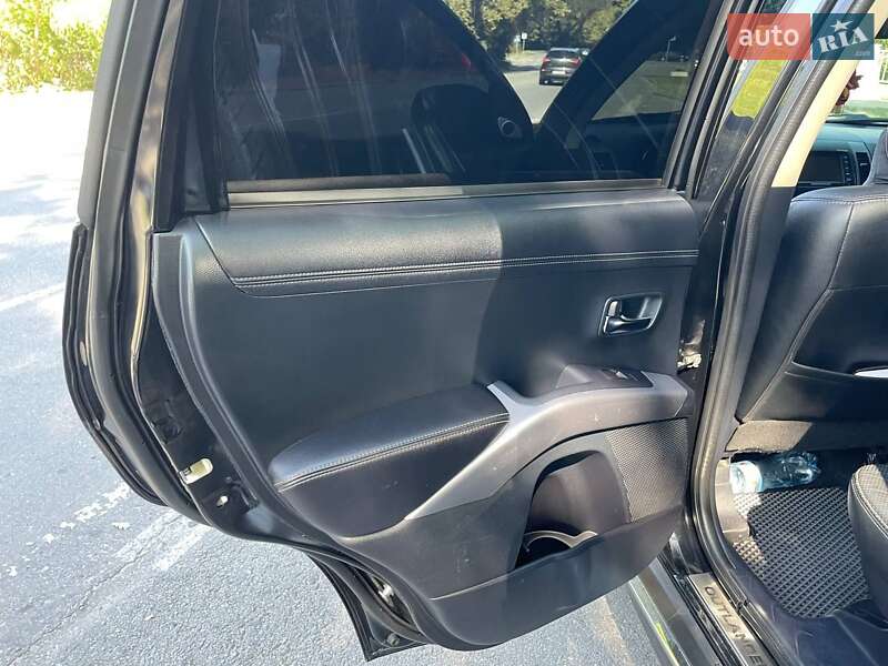 Внедорожник / Кроссовер Mitsubishi Outlander XL 2012 в Полтаве