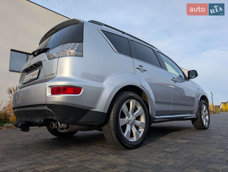Внедорожник / Кроссовер Mitsubishi Outlander XL 2012 в Луцке