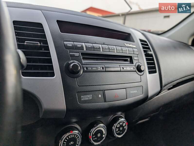 Внедорожник / Кроссовер Mitsubishi Outlander XL 2012 в Луцке