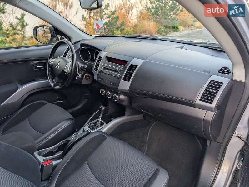Внедорожник / Кроссовер Mitsubishi Outlander XL 2012 в Луцке