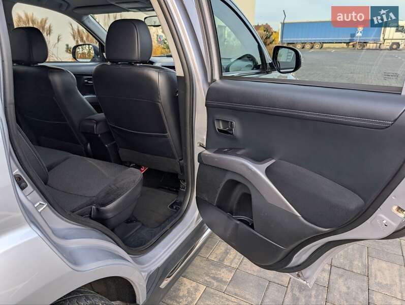 Внедорожник / Кроссовер Mitsubishi Outlander XL 2012 в Луцке