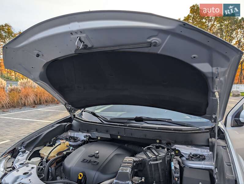 Внедорожник / Кроссовер Mitsubishi Outlander XL 2012 в Луцке